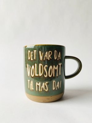 Krus h 9,5 cm "Voldsomt til mas"