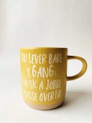 Krus h 9,5 cm "Masse overtid"