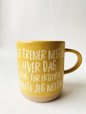 Krus h 9,5 cm "Jeg trener nesten hver dag"