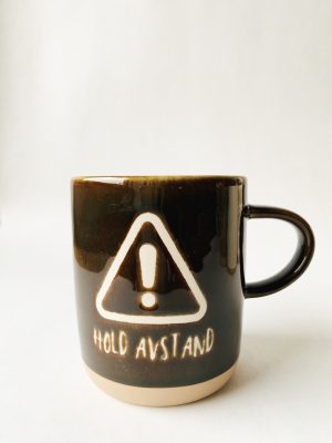 Krus h 9,5 cm "Hold avstand"