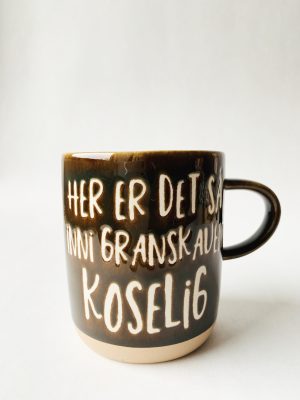 Krus h 9,5 cm "Inn i granskauen koselig"