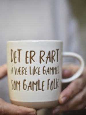 Krus h 9,5 cm "Rart - gamle folk"